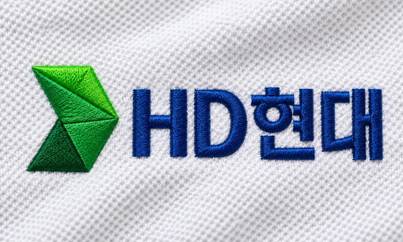 흰 피케 원단에 자수로 새긴 로고